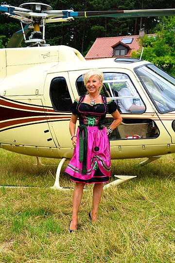 Direkt nach dem Aussteigen posierte sie für die ersten Fotos. Für eine Kölnerin macht sie eine gute Figur im Dirndl.