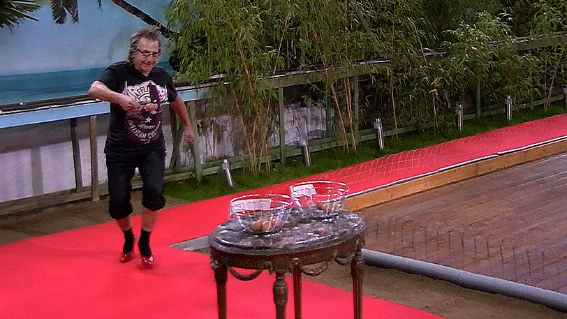 Männer in Stöckelschuhen, Fancy verlässt das Haus und Königin Marijke versammelt ihre Tafelrunde. Weitere Bilder von Tag 13 im Big Brother Haus.