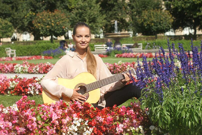 Die schöne Anna Weiß ist Bankkauffrau und liebt den wilden Westen. Beim AZ-Shooting zeigt sie sich von ihrer schönsten Seite.