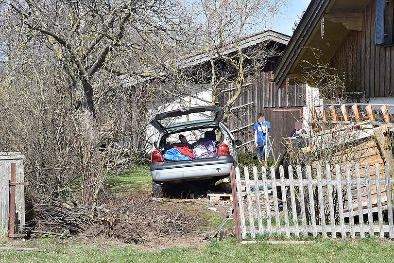 Der Twingo krachte durch den Gartenzaun und kam im Vorgarten zum Stehen.