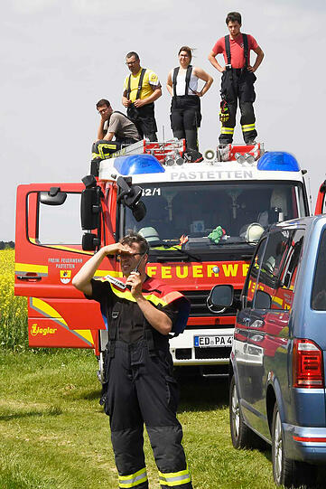 Wildwest an der A94: 17 entflohene Rindviecher hielten die "Cowboys" von Polizei und Feuerwehr stundenlang auf Trab. Die Bilder von der Stierhatz.