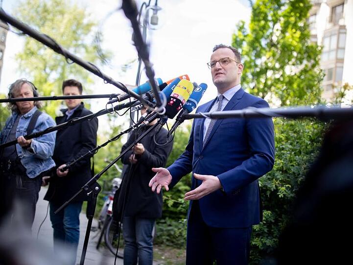 Jens Spahn will verpflichtende Masern-Impfungen für Kita- und Schulkinder mit Bußen bis zu 2500 Euro und einem Ausschluss vom Kita-Besuch durchsetzen.
