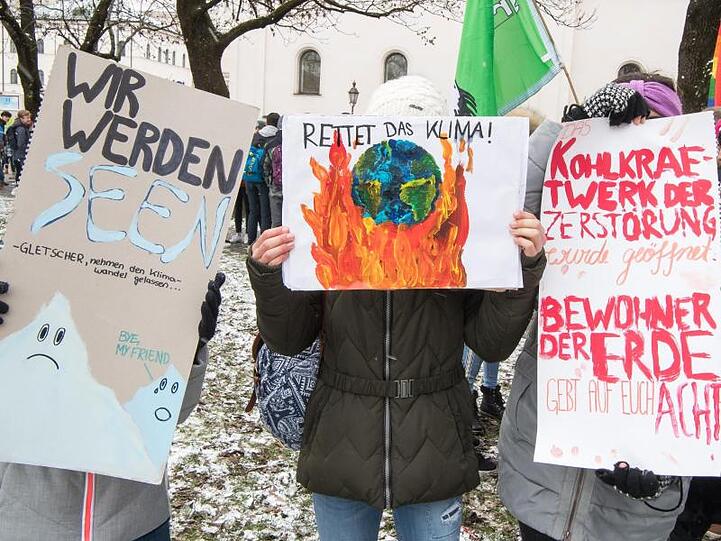 Mehrere hundert Schüler demonstrieren mit selbstgemalten Plakaten vor der Universität München für den Klimaschutz. Foto: Peter Kneffel/Archiv
