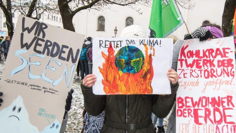 Mehrere hundert Schüler demonstrieren mit selbstgemalten Plakaten vor der Universität München für den Klimaschutz. Foto: Peter Kneffel/Archiv Mehrere hundert Schüler demonstrieren mit selbstgemalten Plakaten vor der Universität München für den Klimaschutz. Foto: Peter Kneffel/Archiv
