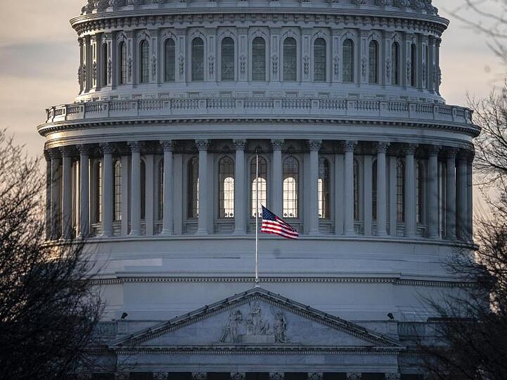 Die US-Flagge vor dem Kapitol in Washington.