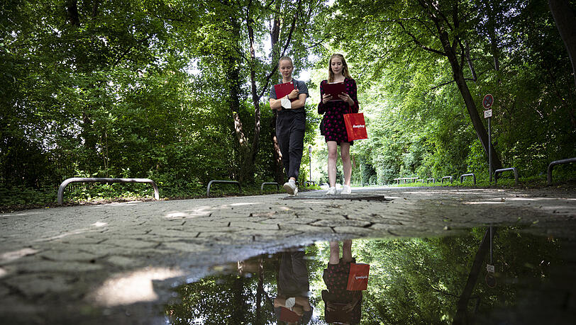Auch im Park hinter der LMU-Mensa müssen Nadine und Jennifer Aufgaben lösen. Auch im Park hinter der LMU-Mensa müssen Nadine und Jennifer Aufgaben lösen.