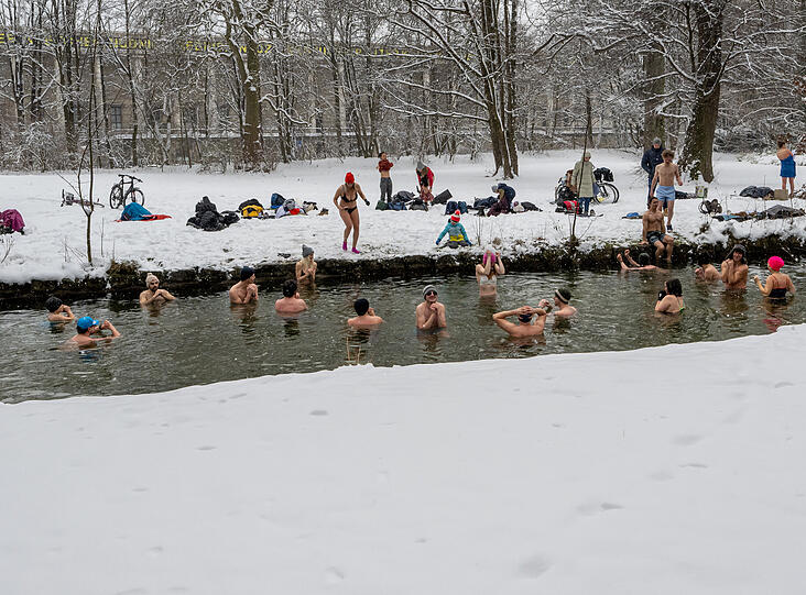 Auf jeden Fall erfrischend: Mitglieder der "Munich Hot Springs" haben am Sonntag in einem Nebenarm des Eisbachs im Englischen Garten gebadet.