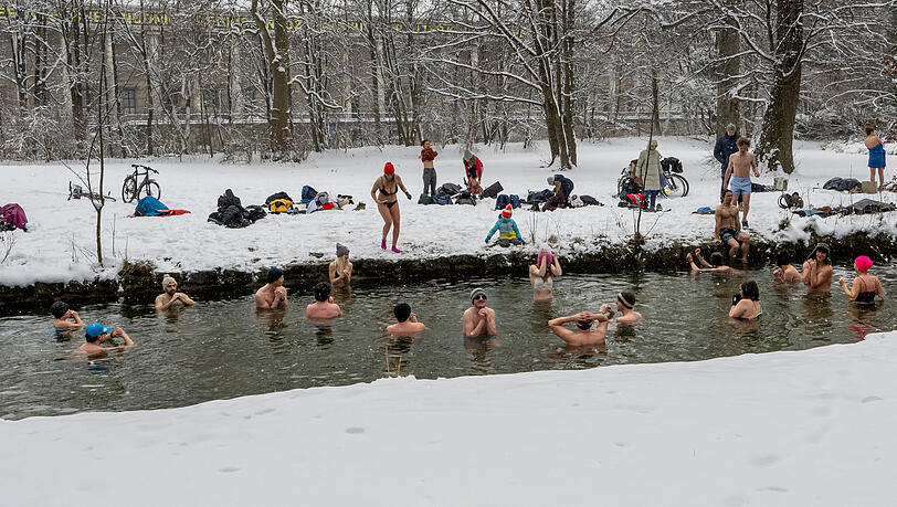 Auf jeden Fall erfrischend: Mitglieder der "Munich Hot Springs" haben am Sonntag in einem Nebenarm des Eisbachs im Englischen Garten gebadet. Auf jeden Fall erfrischend: Mitglieder der "Munich Hot Springs" haben am Sonntag in einem Nebenarm des Eisbachs im Englischen Garten gebadet.