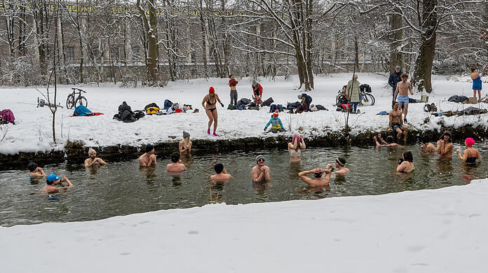 Auf jeden Fall erfrischend: Mitglieder der "Munich Hot Springs" haben am Sonntag in einem Nebenarm des Eisbachs im Englischen Garten gebadet.