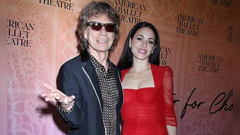 In New York zeigten sich Mick Jagger und Melanie Hamrick am 22. Juni total verliebt. Auf der Veranstaltung soll sie die Verlobung ausgeplaudert haben.