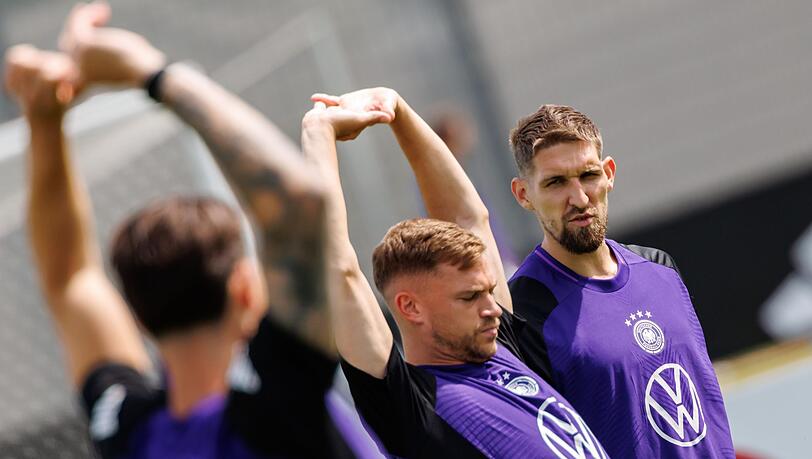 Robert Andrich (r) beim Nationalmannschafts-Training mit Kapitän Joshua Kimmich (M).