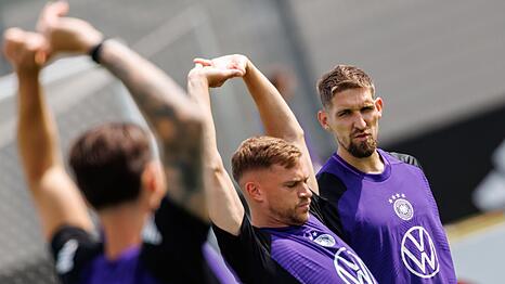 Robert Andrich (r) beim Nationalmannschafts-Training mit Kapitän Joshua Kimmich (M).