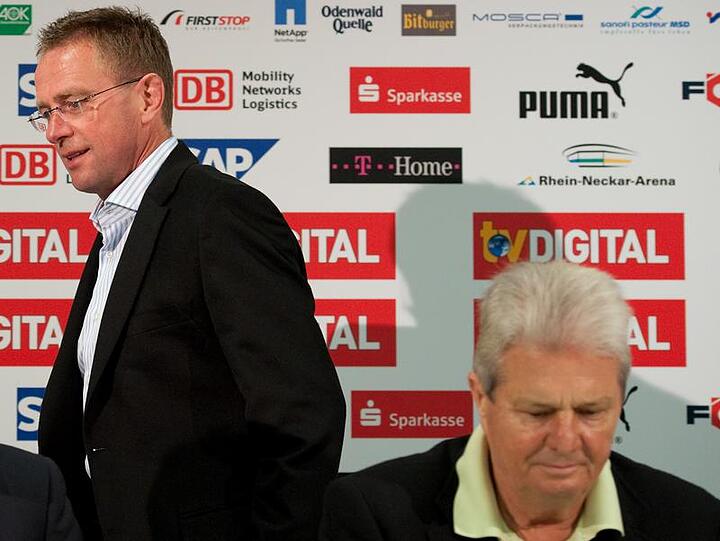 Trainer Ralf Rangnick geht während einer Pressekonferenz an Mäzen Dietmar Hopp (r) vorbei.