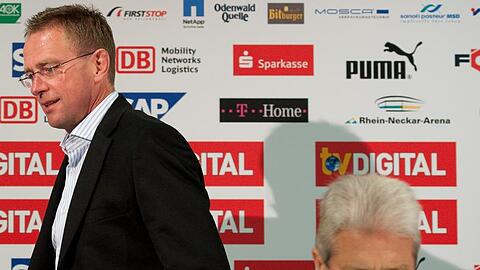 Trainer Ralf Rangnick geht während einer Pressekonferenz an Mäzen Dietmar Hopp (r) vorbei.