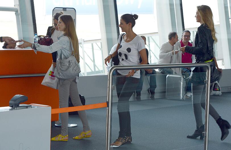 Cathy, Silvia und Sarah am Flughafen.