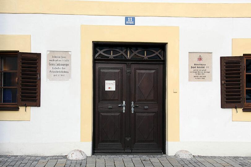 In diesem Haus am Marktplatz wurde Joseph Ratzinger 1927 geboren. Eine Gedenktafel am Eingang erinnert an den prominenten Bewohner.