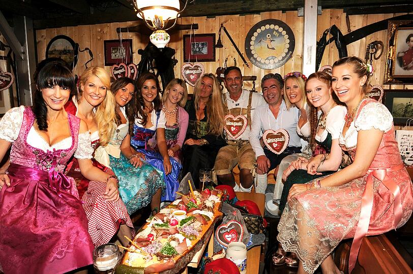 Kare und Dresscoded: Promis feiern in in der Hochreiter`s Haxenbraterei auf der Wiesn 2013