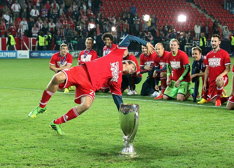 25. Mai 2013 Der FC Bayern München gewinnt die Champions League. Die Bayern schlagen im Londoner Wembley-Stadion im ersten rein deutschen Finale Borussia Dortmund mit 2:1. Erstmals seit 2001 holen sie wieder die begehrteste Trophäe im Vereinsfußball.