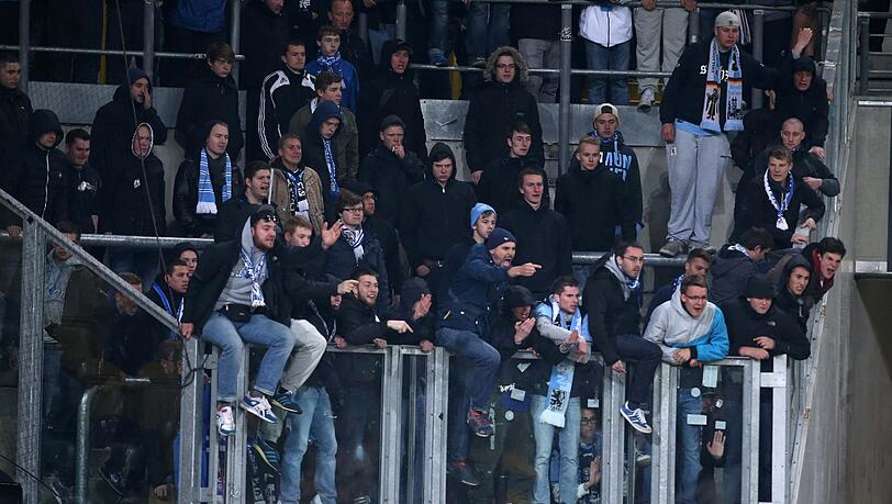 Löwen-Fans beim Auswärtsspiel in Dresden. Löwen-Fans beim Auswärtsspiel in Dresden.