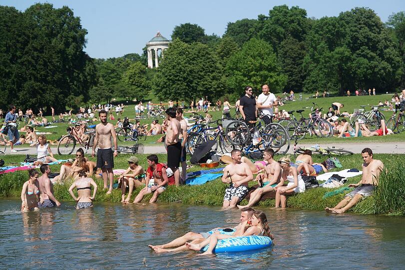 Der Sommer ist da und Münchens Bürger stürmen in den Englischen Garten! Sehen Sie hier die Bilder!