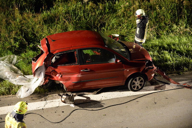 Unfall-Drama auf der A8 bei Grabenstätt: Eine französische Familie kracht mit ihrem Auto in ein Pannen-Auto. Bei dem Crash entsteht ein Trümmerfeld mit einer Länge von 300 Metern. Die Insassen kommen in die Klinik. Die Bilder...