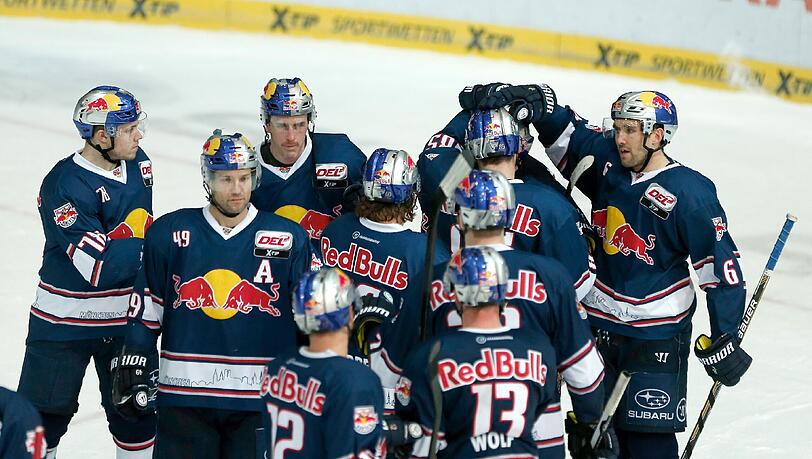 Der EHC München feiert den 5:2-Sieg über Mannheim. Der EHC München feiert den 5:2-Sieg über Mannheim.