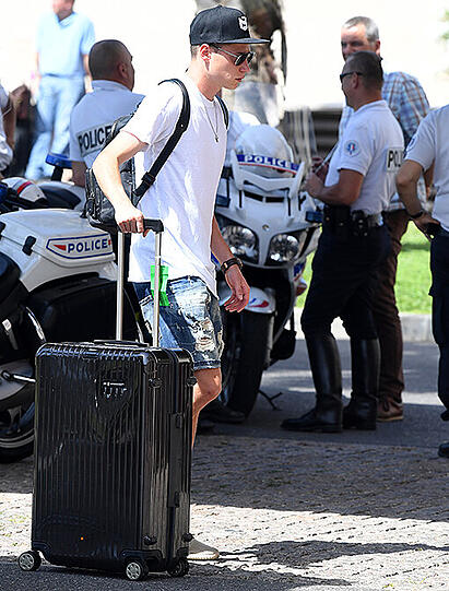 Abflug: Den deutschen Fußball-Nationalspielern - hier Julian Draxler - bleibt nach dem Halbfinal-Aus bei der EM-Endrunde in Frankreich jeweils ein Trostpflaster von 100.000 Euro.
