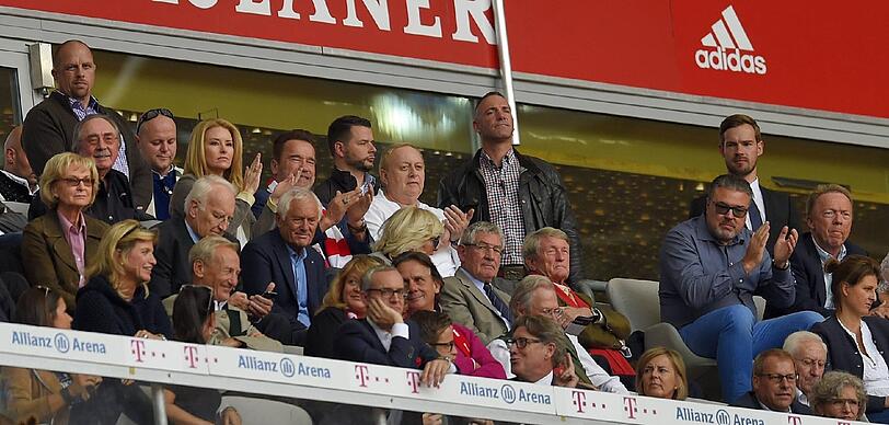 Bilder: Was macht der Löwen-Präsident beim Bayern Spiel?