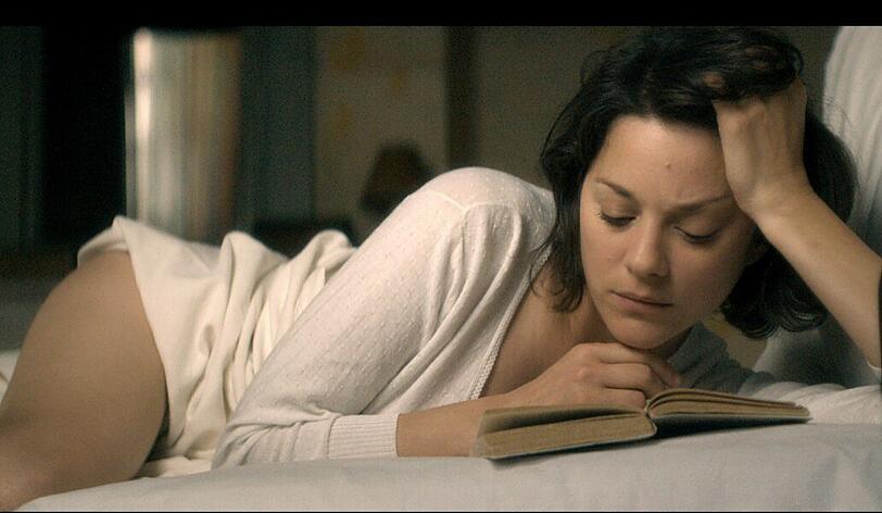 In Büchern findet Gabrielle (Marion Cotillard) die Leidenschaft, die sie im Leben schmerzlich vermisst.