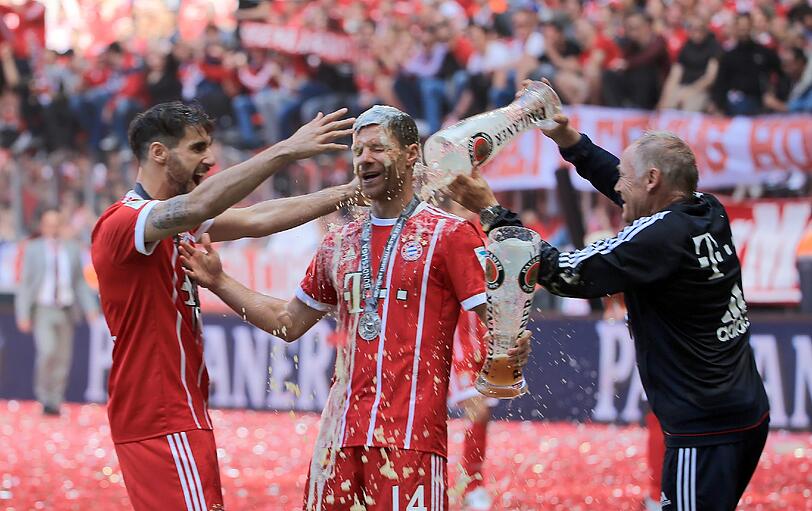 Javi Martinez - links, mit Xabi Alonso und trainer Carlo Ancelotti - wurde zum 5. Mal in Folge deutscher Meister. Kein anderer Spieler absolvierte so viele Spielzeiten in der Bundesliga und wurde immer Meister.