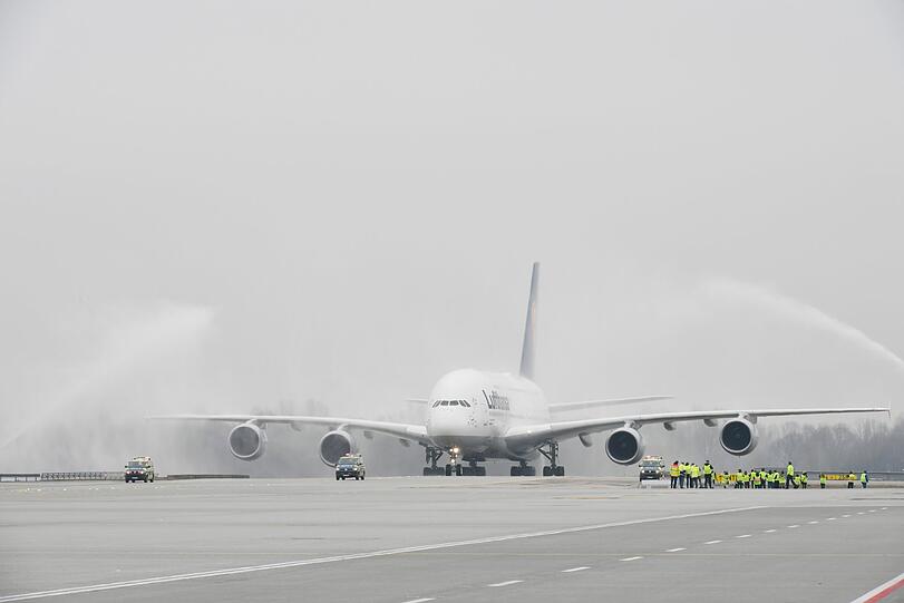 Der "Riesenvogel" wurde heute am Münchner Flughafen begrüßt.
