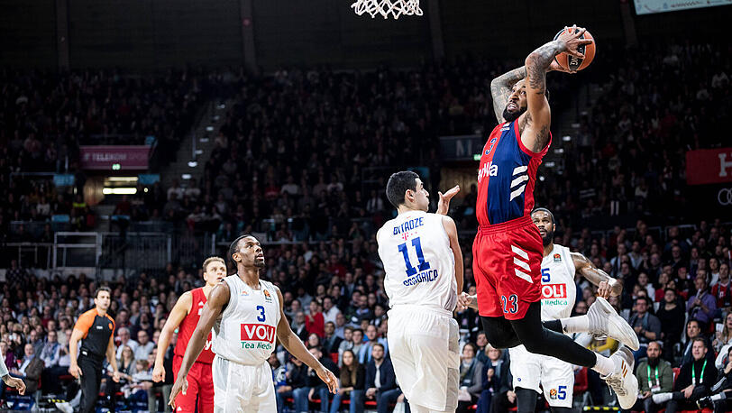 Fünf Bayern punkteten zweistellig, Derrick Williams (rechts) war mit 21 Punkten der erfolgreichste Werfer vor Braydon Hobbs, der in 14 Minuten auf 14 Zähler kam.