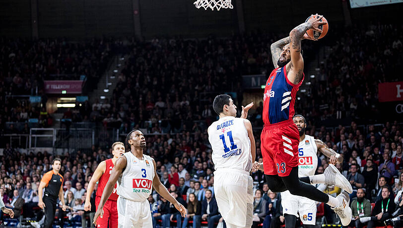 Fünf Bayern punkteten zweistellig, Derrick Williams (rechts) war mit 21 Punkten der erfolgreichste Werfer vor Braydon Hobbs, der in 14 Minuten auf 14 Zähler kam. Fünf Bayern punkteten zweistellig, Derrick Williams (rechts) war mit 21 Punkten der erfolgreichste Werfer vor Braydon Hobbs, der in 14 Minuten auf 14 Zähler kam.