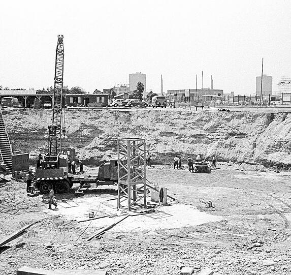 1964: Das riesige Fundament für den Turm wird ausgehoben.