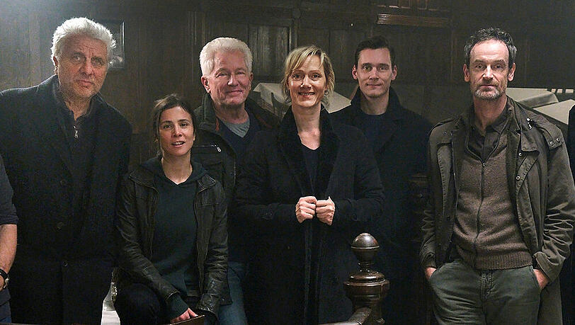 "Tatort: In der Familie" (v.l.): Udo Wachtveitl als Franz Leitmayr, Aylin Tezel als Nora Dalay, Miroslav Nemec als Ivo Batic, Anna Schudt als Martina Bönisch, Ferdinand Hofer als Kalli Hammermann und Jörg Hartmann als Peter Faber