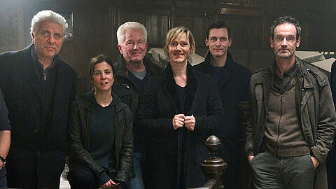 "Tatort: In der Familie" (v.l.): Udo Wachtveitl als Franz Leitmayr, Aylin Tezel als Nora Dalay, Miroslav Nemec als Ivo Batic, Anna Schudt als Martina Bönisch, Ferdinand Hofer als Kalli Hammermann und Jörg Hartmann als Peter Faber