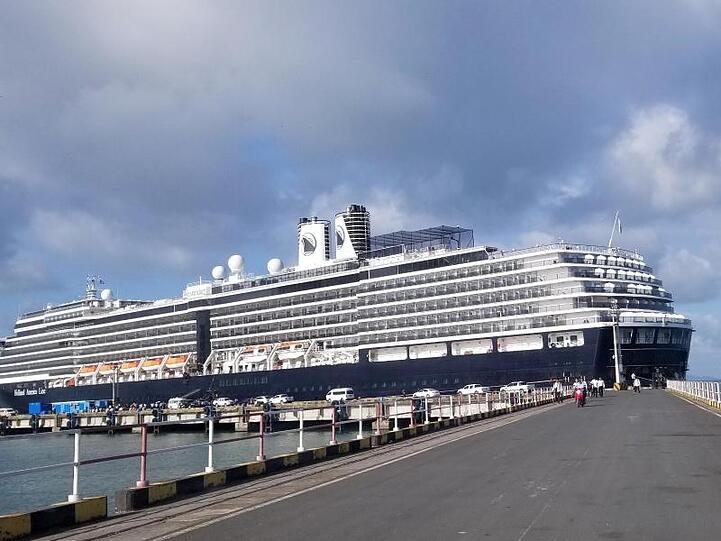 Das Kreuzfahrtschiff "Westerdam" liegt im Hafen von Sihanoukville.