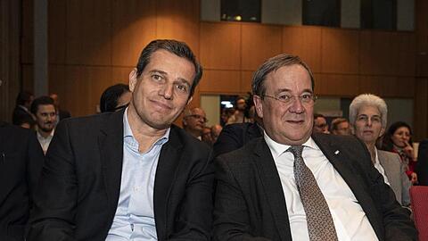 Wollen Olympia 2032 nach NRW holen: Sportmanager Michael Mronz (l) und Ministerpräsident Armin Laschet.