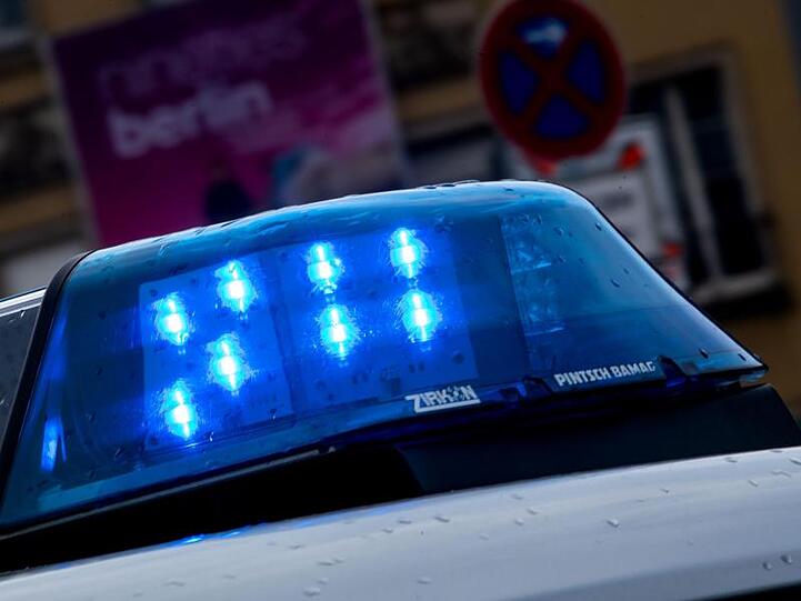 Ein Blaulicht leuchtet auf einem Polizeiauto. Foto: Monika Skolimowska/zb/dpa/Archivbild