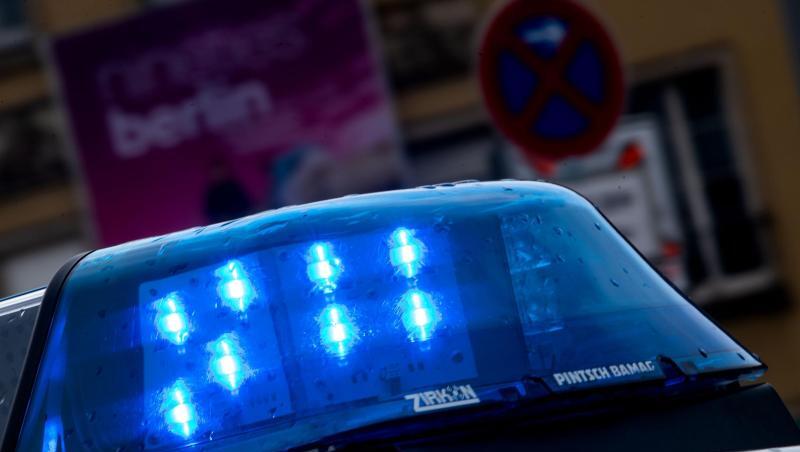 Ein Blaulicht leuchtet auf einem Polizeiauto. Foto: Monika Skolimowska/zb/dpa/Archivbild Ein Blaulicht leuchtet auf einem Polizeiauto. Foto: Monika Skolimowska/zb/dpa/Archivbild