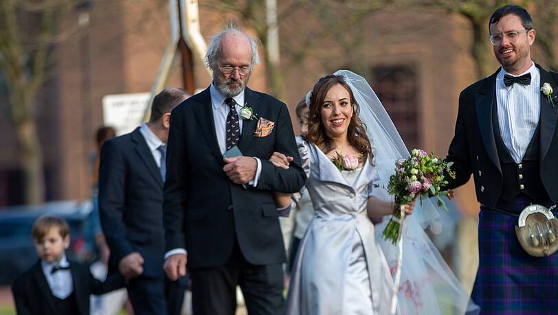 Stella Moris im Brautkleid vor dem Gefängnis, in dem ihr nun Ehemann Julian Assange einsitzt.