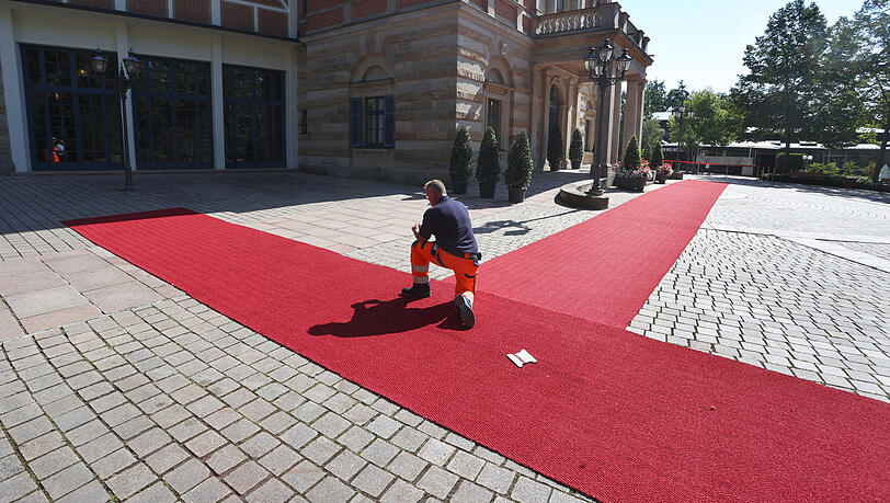 Der rote Teppich wird vor dem Festspielhaus ausgerollt.