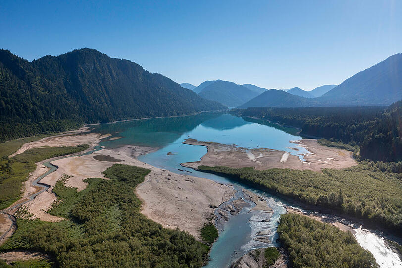 Das Wasserwirtschaftsamt München versucht, den Sylvenstein-Stausee bei Lenggries schnell auf einen niedrigeren Wasserstand zu bekommen.