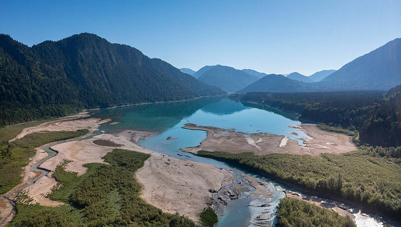 Das Wasserwirtschaftsamt München versucht, den Sylvenstein-Stausee bei Lenggries schnell auf einen niedrigeren Wasserstand zu bekommen. Das Wasserwirtschaftsamt München versucht, den Sylvenstein-Stausee bei Lenggries schnell auf einen niedrigeren Wasserstand zu bekommen.
