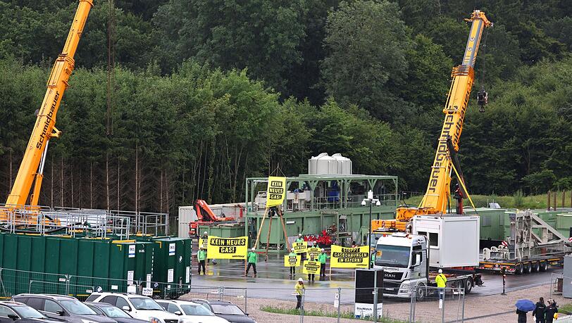 Am Bohrplatz in Reichling wird derzeit der Bohrturm aufgebaut - die Kritiker des Projektes versuchten immer wieder, die Arbeiten zu stören.  (Archivbild)