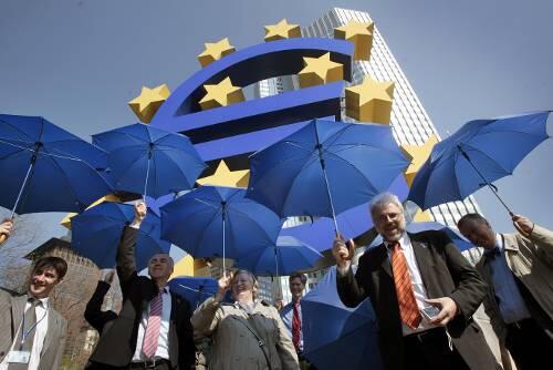 Mitarbeiter der Europäischen Zentralbank protestieren für mehr Mitbestimmung. Auch Sparer dürfen sich von der EZB benachteiligt fühlen.