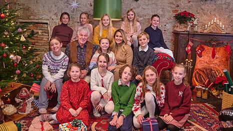 Helene Fischer (2. Reihe, 2.v.r.) und Rolf Zuckowski (2. Reihe, 2.v.l.) haben für "Bald ist Weihnachten" zusammengearbeitet.