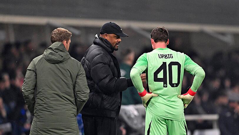 Hat vollstes Vertrauen in Jonas Urbig: Bayern-Trainer Vincent Kompany.