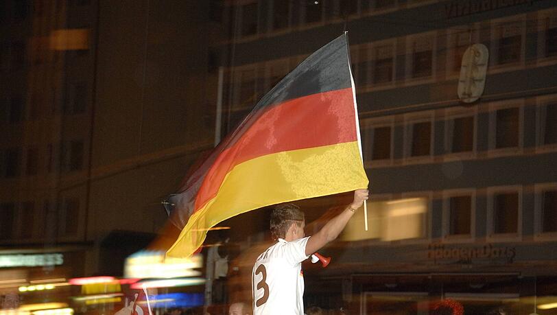 Auch bei der WM 2026 werden deutsche Fußballfans wieder in München feiern.(Archivbild) Auch bei der WM 2026 werden deutsche Fußballfans wieder in München feiern.(Archivbild)