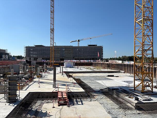Vorn baut die Bayerische Hausbau, dahinter nimmt das neue gro&szlig;e Schulgeb&auml;ude (Gymnasium und Grundschule) bereits Gestalt an.